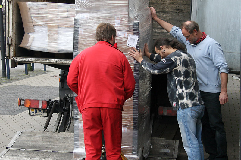 mit vereinten Kräften die schweren Paletten vom LKW wuchten