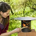 den Feuerwok einfach mit trockenem Holz befeuern - Grips Grill